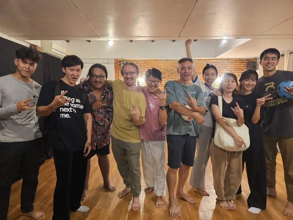 Robin Schroeter engaging with multicultural models on a Bangkok set, emphasizing leadership.